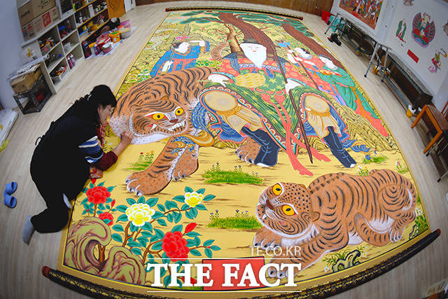 10일 오전 인천 미추홀구에서 만난 김송희 불모가 탱화를 그리고 있다. 화실에서 작업중인 이 작품은 호랑이를 신격화시킨 산신탱화로 그림 그리는 작업만 6개월 이상, 전체 작업은 1년 가까이 걸렸다고 한다.