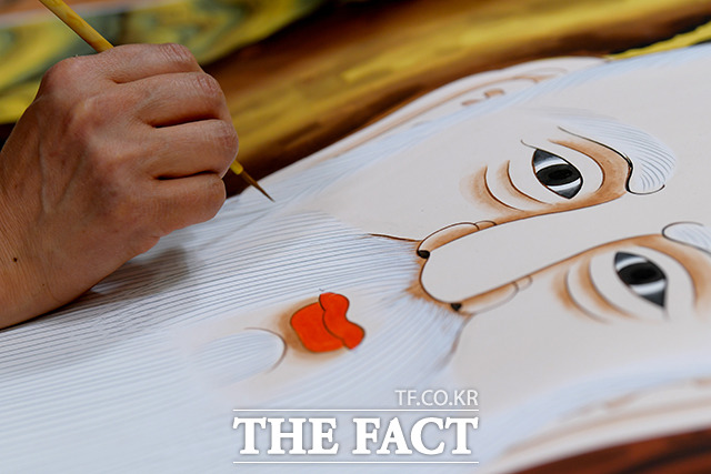 산신탱화란 산의 신령이라고 불리는 호랑이를 신격화시킨 그린 불화작품이다. 탱화 속 산신은 인자한 미소에 복스러운 모습으로 호랑이와 함께 나타나며 배경에 소나무가 있는 점이 특징이다.