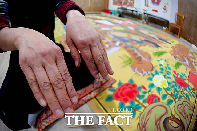 작업 중인 김송희 불모의 손은, 물감이 덕지덕지 묻어있을 거란 예상과 다르게 깔끔한 모습이었다. 김송희 불모는 "내가 경력이 몇인데 (물감이) 손에 묻겠어요?"라고 웃으며 대답했다.