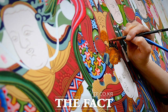 신중탱화에는 불법을 수호하는 호법신들이 등장하는데 우리나라에서는 토속신들이 호법선신의 기능을 담당하고 있다. 이러한 점 때문에 신중탱화는 탱화 중에서도 고유의 특성이 강하다.