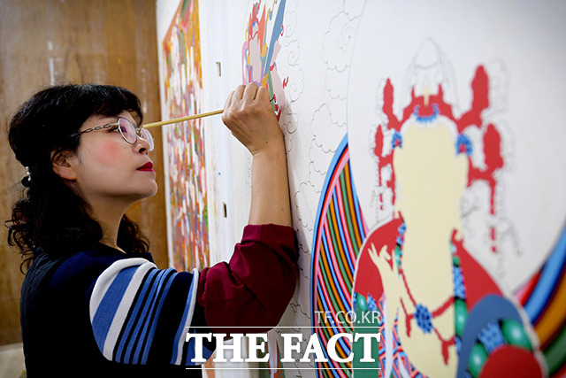 탱화 작업은 부부가 함께 하지만 그림을 그리고 색을 칠하는 작업은 오로지 김송희 불모의 몫이다.