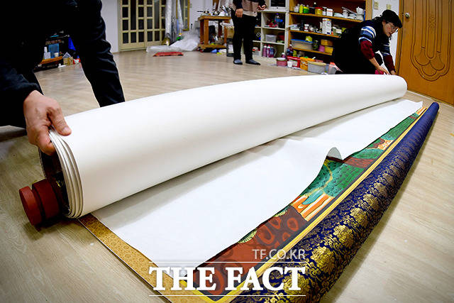 상당한 크기만큼 보관하는 작업도 쉽지 않았다. 김송희 불모와 전근창 원장은 탱화가 구겨지지 않도록 조심스레 말아서 투명한 보호 필름지에 쌓는 것으로 마무리했다. 포장을 마친 부부의 이마에는 땀이 송골송골 맺혀있었다.