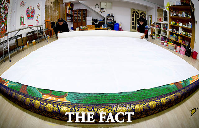 작업이 끝난 산신탱화는 색이 번지거나 묻어나지 않도록 위에 한지로 덧댄 다음 조심스럽게 말아서 보관한다. 한지는 알칼리성을 띠고 있는 잿물과 닥나무를 이용해 만들기 때문에 일반 종이와 달리 잘 산화되지 않고 오랫동안 보존될 수 있다.