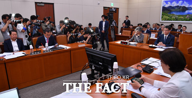 지난달 28일 열린 국회 외교통일위원회는 전체회의를 열고 최근 세계적 관심사인 김정은 북한 국무위원장의 건강 이상설 등을 강경화 외교부 장관, 김연철 통일부 장관에게 집중적으로 물었다. 외통위 전체회의 모습. /배정한 기자