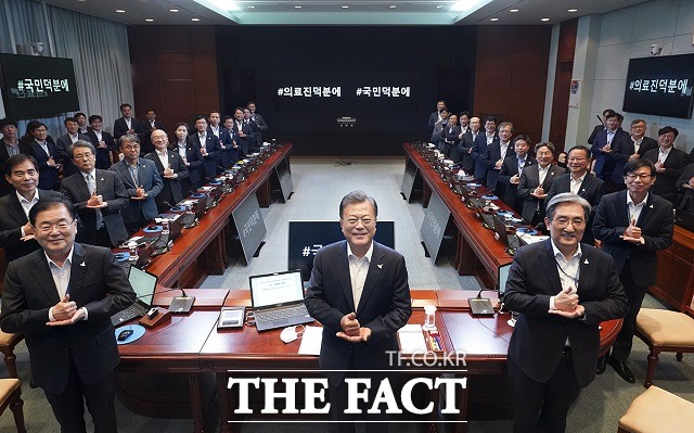 문재인 대통령은 지난달 27일 청와대에서 열린 수석·보좌관 회의에 참석해 신종 코로나바이러스 감염증(코로나19) 의료인에게 고마움을 전하는 '덕분에 챌린지'를 했다. /청와대 제공