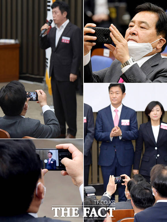 지난달 28일 심재철 통합당 당대표 권한대행이 국회에서 열린 당선자 총회에 참석해 초선 당선인들의 모습을 핸드폰 카메라에 담고 있다. /이선화 기자