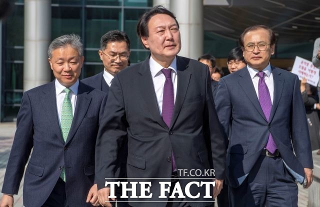 윤석열 검찰총장이 지난 2월 20일 오후 광주고검·광주지검을 방문한 뒤 황병하 광주고등법원장을 예방하기 위해 광주고법으로 이동하고 있다. /뉴시스