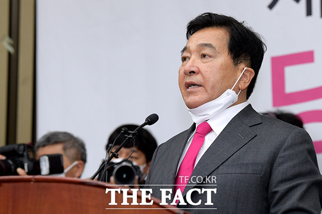 미래통합당이 당 지도체제 개편 문제로 내홍을 겪고 있어 미래한국당은 우선 상황을 지켜볼 예정이다. 심재철 미래통합당 당대표 권한대행이 지난달 28일 오전 서울 여의도 국회에서 열린 당선자 총회에 참석해 발언하고 있다. /이선화 기자