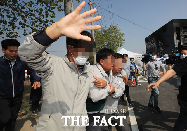 이천 물류창고 공사장 화재가 발생한 가운데 1일 오후 경기도 이천시 이천모가체육공원에서 시공사 대표 및 관계자들이 유가족을 만난 뒤 체육관을 빠져나오고 있다./이쳔=임세준 기자