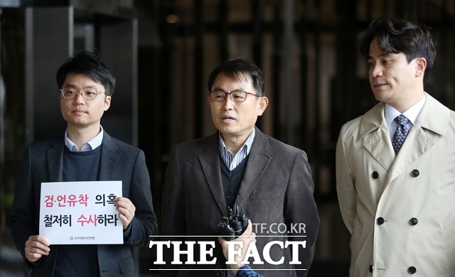 김서중(가운데) 민주언론시민연합 상임대표가 '채널A 기자-검사장 유착 의혹'에 관한 검찰의 고발인 조사에 출석하기 위해 21일 오전 서울 서초구 서울중앙지방검찰청에 들어서기 전 발언하고 있다. /뉴시스