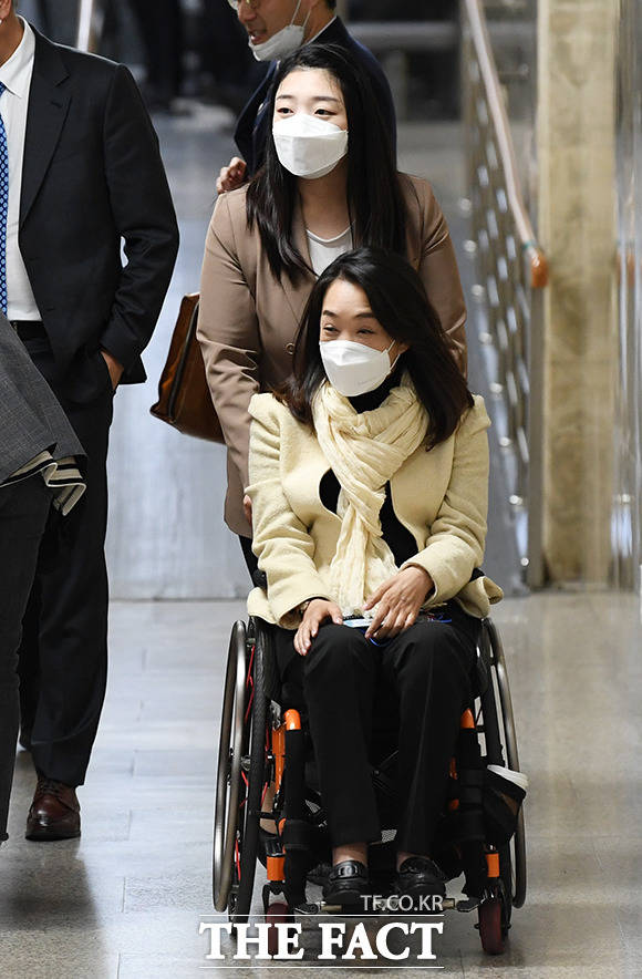 더불어민주당은 비례위성정당과의 합당이 '순리의 정치'라는 합의 하에 합당 절차를 추진한다. 최혜영 더불어시민당 비례대표 당선인(아래쪽)이 지난 27일 오후 서울 여의도 국회에서 열린 더불어시민당 제21대 국회의원 당선자(초선) 워크숍에 참석하고 있다. /배정한 기자