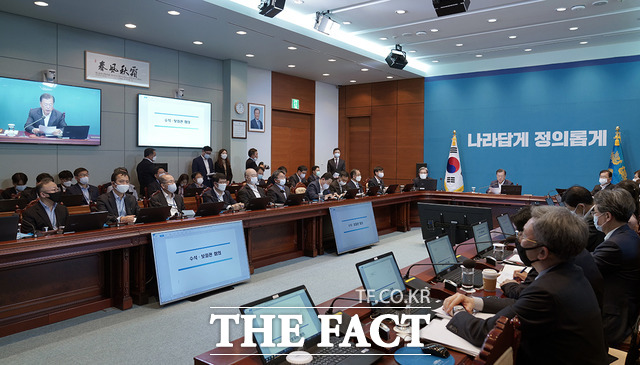 문 대통령은 또 이날 수보회의에서 최근 발생한 이천 물류센터 화재로 인한 희생자와 가족을 위로하며 "안전수칙이 제대로 지켜지지 않은 이유가 무엇인지, 관리 감독의 책임까지 엄중하게 규명해 주기 바란다"고 지시했다. /청와대 제공