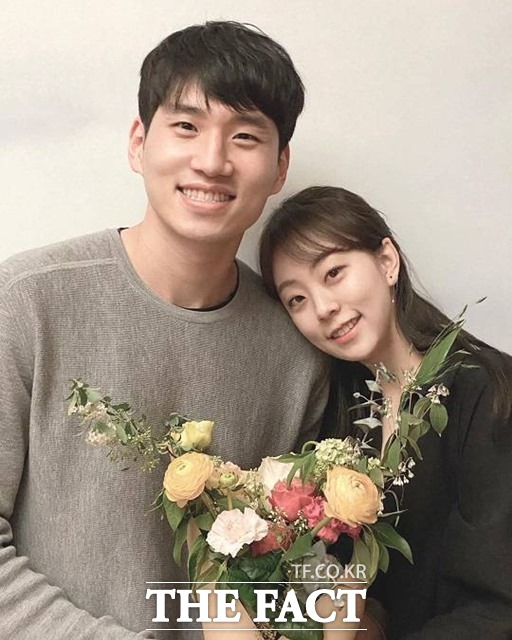 접촉사고를 계기로 '결혼'까지 이르게 된 문성곤(왼쪽)-곽민정 스포츠스타 커플./문성곤 인스타그램
