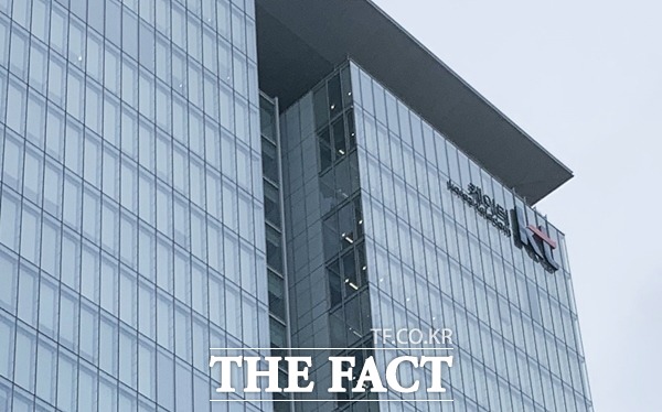 인터넷은행법이 통과됨에 따라 비씨카드가 유상증자를 철회하고 KT가 직접 유상증자에 참여할 가능성이 높아졌다. 케이뱅크 측은 우선 기존 계획대로 KT의 자회사인 비씨카드가 최대주주가 되는 증자 방식을 계속 추진한다는 방침이다. /더팩트 DB