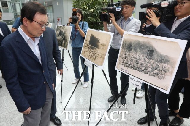 민주당은 '피해자 중심주의 원칙'이라는 명분 하에 협상 상대인 일본의 입장 변화만 기다리기보다 이용수 할머니의 주장대로 한일 교류를 강화하는 장기적인 관점에서 해결책을 찾는 노력을 해야 한다는 주장에도 귀를 기울여야 한다. 사진은 지난해 8월 국회 의원회관에서 민주당 일본경제침략대책특별위원회 주최로 열린 '강제 동원, '위안부' 피해자 사진 전시회'에서 사진을 보고 있는 이해찬 대표. /뉴시스