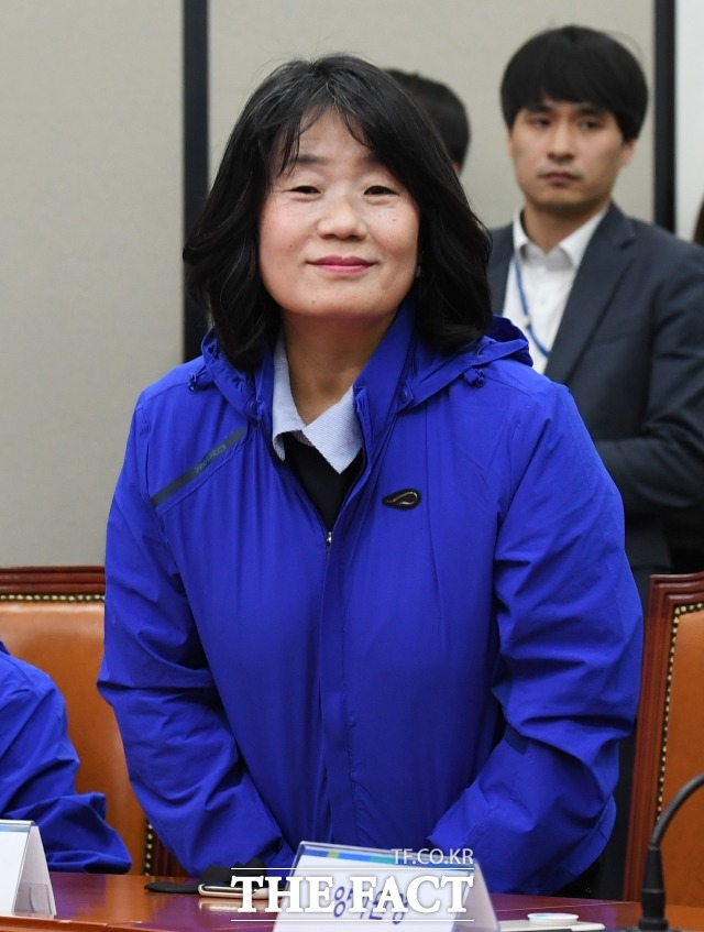 논란이 확산되고 있지만 당사자인 윤미향 더불어시민당 당선인은 8일 이후 입장을 더 밝히지 않고 있다. 3월 26일 이해찬 대표를 예방하고 있는 윤미향 당선인. /배정한 기자