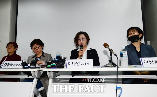 정의기억연대는 단체를 둘러싼 기부금 운용 논란에 대해 부인하며 세부 내역 공개 요구는 거절했다. 더불어시민당은 위안부 합의에 따른 1억원 수용 거부 종용에 대해선 사실과 다르다고 반박했다. 11일 기자회견에서 발언하는 이나영 정의기억연대 이사장(왼쪽 세번째). / 배정한 기자