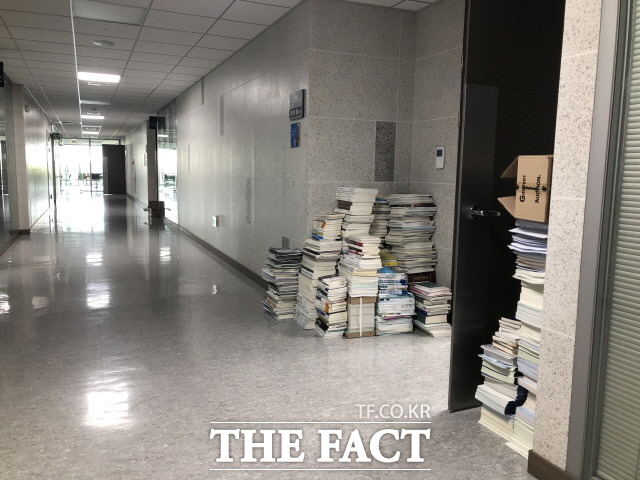 국회사무처에 따르면 각 의원실은 '새손님 맞이'를 위해 오는 15일까지 방을 비우도록 권고받은 상태다. 기존 방을 정리하는 보좌진들은 '새 둥지'를 찾기 위해 동분서주하고 있다. 12일 정리할 짐을 내놓은 한 의원실 문 앞. /문혜현 기자