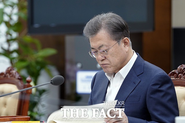 문 대통령은 코로나19 여파에 따른 경제 위기와 실직 대란 등을 해결해야 하는 과제를 안고 있다. 문 대통령에 대한 평가는 퇴임 이후 국민이 할 것이다. /청와대 제공