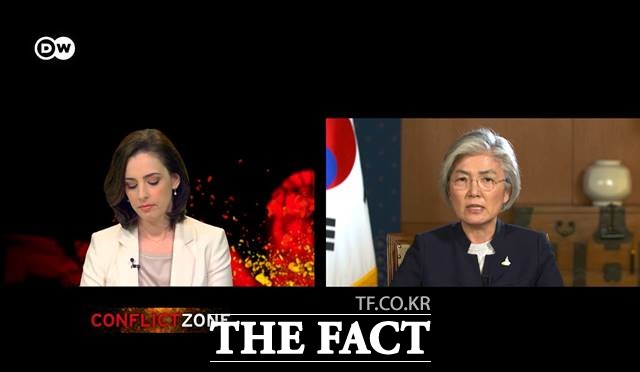 강경화 외교부 장관이 13일(현지시간) 독일 공영방송 도이체벨레 대담 프로그램에 출연해 신종 코로나바이러스 감염증(코로나19)과 관련한 발언을 하고 있다. /도이체벨레 캡쳐