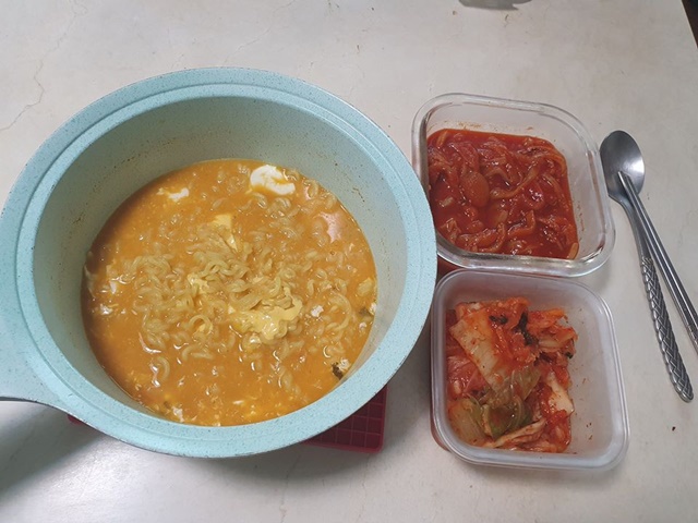 민경욱 통합당 의원은 16일 검사에게 전화가 왔음을 알리며 "라면 먹고 힘내자"라는 글과 사진을 본인의 SNS에 게재했다. /민경욱 의원 페이스북 갈무리