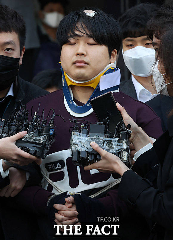 온라인 메신저 텔레그램을 이용해 미성년자를 포함한 여성들을 협박해 성 착취물을 제작하고 유포한 혐의를 받는 '박사방', 이른바 'n번방'의 핵심 운영자 조주빈이 지난달 3월 25일 오전 서울 종로경찰서에서 서울중앙지방검찰청으로 호송되고 있는 모습. /이동률 기자