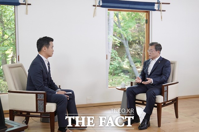 문재인 대통령은 40년 전 이른바 '서울역 대회군' 결정과 관련해 "결정적인 시기에 퇴각 결정을 내려 광주 시민들이 정말 외롭게 계엄군에 맞서게 된 것"이라며 자책했다. 지난 12일 청와대 상춘재에서 제40주년 5.18 민주항쟁을 앞두고 광주 MBC 김철원 기자 질문에 답하는 문 대통령. /청와대 제공