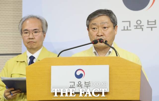 박백범 교육부 차관과 권준욱 중앙방역대책본부 부본부장이 지난 11일 오후 정부세종청사에서 브리핑 하고 있는 모습. /뉴시스