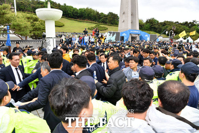 지난해 5월 18일 광주 시민들은 '5·18 망언' 의원 제명을 요구하며 황 전 대표를 격렬히 거부했다. /남윤호 기자