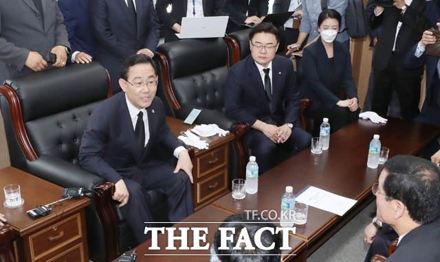 주 권한대행은 5·18단체 대표자와의 면담에 나서기도 했다. 다만 이종명 의원 등의 제명 문제에 대해선 "어떻게 할 방법이 없다"며 양해를 구했다. /남윤호 기자