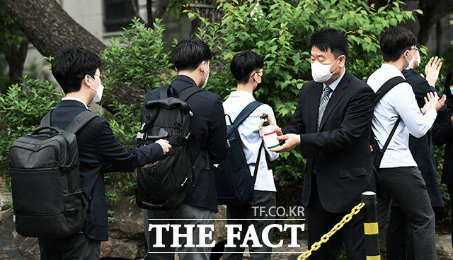 코로나19로 등교 개학이 미뤄진 지 80일만에 등교를 시작한 20일 오전 서울 종로구 경복고등학교에서 고3 학생들이 등교를 하고 있다. /이동률 기자