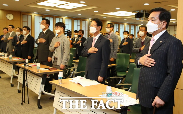 이날 토론회에 참석한 이종인 여의도연구원 수석연구위원은 '무뇌 정당'이라는 거친 비판에 대한 입장을 일부 밝히기도 했다. /뉴시스