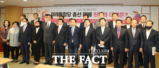 이날 토론회엔 현직 의원과 21대 총선 당선인, 낙선한 후보자들이 다수 모였다. 전문가들은 통합당을 향해 "참회는 짧고 투정은 길었다"고 지적했다. /뉴시스