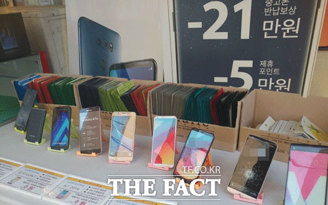 통신업계는 요금인가제 폐지로 기업의 선택권과 자율성을 높여 경쟁을 촉진할 것이라는 입장을 내놓고 있으나 시민단체에서는 통신비가 인상될 수 있다는 우려로 반발하고 있다. 사진은 통신사 매장의 모습. /이성락 기자