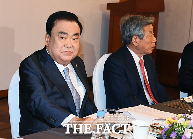 문희상 국회의장(왼쪽)은 문재인 대통령을 두고 "복이 많은 운장"이라고 평가했다. 그러면서 남은 2년은 통합으로 방향을 틀어야 한다고 강조하며 박근혜 전 대통령 사면을 검토해야 할 때라고 말했다. /배정한 기자