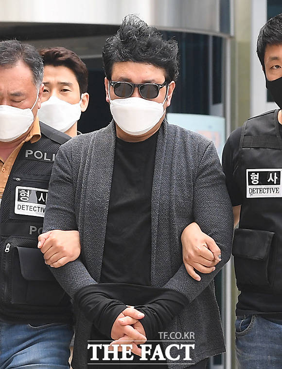 선글라스와 마스크로 가려진 얼굴