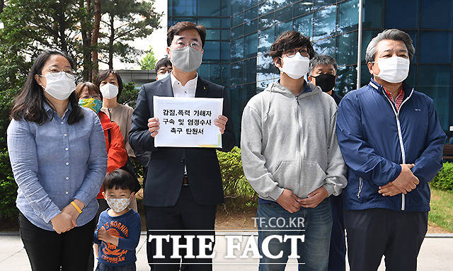 가해자 엄정 수사 촉구 탄원서 제출하는 시민들