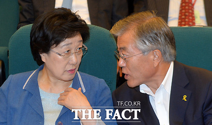 야당은 여권의 한 전 총리 재조사 촉구가 "사법부 침해"라며 강력 반발하고 있다. 2014년 9월 25일 국회도서관에서 열린 ‘제5회 노무현 대통령 기념 학술 심포지엄 - 세월호 이후, 한국 사회 어디로가나‘에서 대화 나누는 새정치민주연합 한명숙 전 총리(왼쪽)과 문재인 대통령. /더팩트 DB