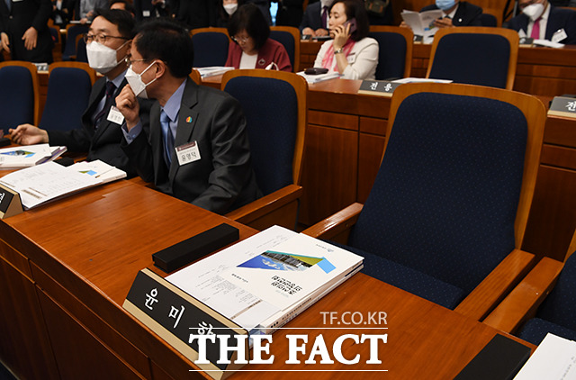 사진은 지난 20일 윤미향 더불어시민당 당선인이 '제21대 국회 초선의원 의정연찬회'에 불참해 좌석이 비어있는 모습. /배정한 기자