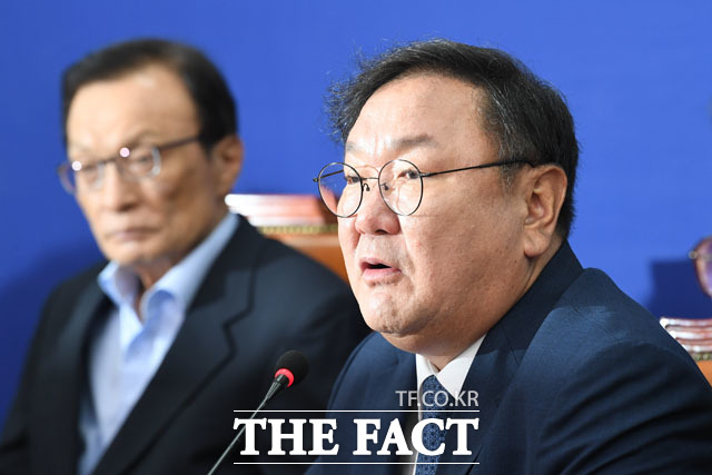 법조계는 한 전 총리 사건 재심이 이뤄질 가능성은 희박하다고 보고 있다. 여권이 주장하는 한만호 씨 비망록은 이미 사법적 판단을 받아 대법원 판결에도 반영됐기 때문이다. 20일 최고위원회의에서 한 전 총리 뇌물수수 사건 재조사를 촉구하는 김태년 원내대표. /남윤호 기자