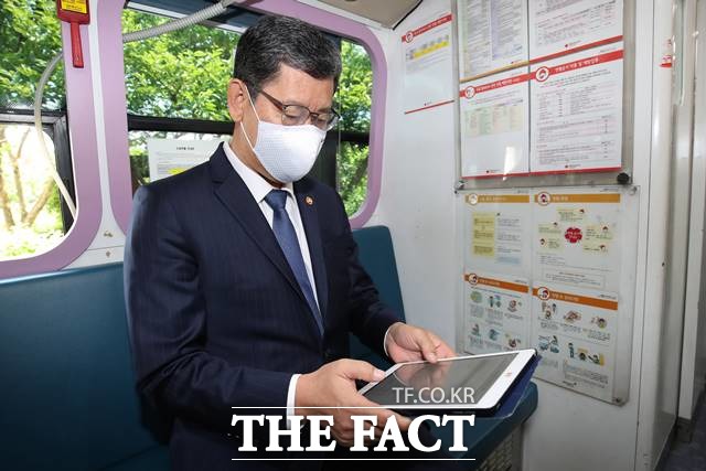 다만, 김연철 통일부 장관이 5·24조치에 대해 "폐기하겠다는 입장은 아니"라고 선을 그었다. 김연철 통일부 장관이 21일 오전 서울 종로구 정부서울청사 앞 주차장 내 헌혈 차량에서 문진을 하고 있다. /뉴시스