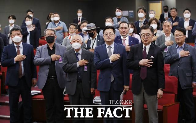 홍익표 더불어민주당 의원을 비롯한 참석자들이 22일 서울 여의도 국회 의원회관에서 열린 5.24 10년! 우리는 무엇을 할 것인가? 남북경협 재개 모색 토론회에서 국민의례를 하고 있다. /뉴시스