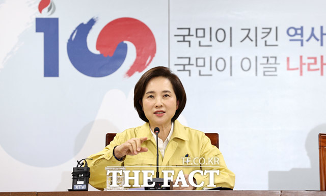 유은혜 사회부총리 겸 교육부 장관이 코로나19 위험 지역 내 학교의 등원 인원이 전체의 3분의 2를 넘기지 않아야 한다고 강조했다. 사진은 지난 14일 서울 종로구 정부서울청사에서 모두발언하는 유은혜 부총리. /임세준 기자