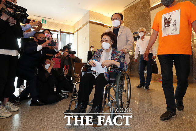 정의기억연대 기부금 의혹을 폭로한 일본군 위안부 피해자 이용수 할머니가 25일 오후 대구 인터불고 호텔에서 윤미향 당선인과 관련해 기자회견을 위해 입장하고 있다./대구=임영무 기자
