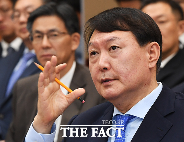 윤석열 검찰총장이 별장 접대 의혹을 보도한 한겨레를 상대로 낸 고소를 취소했다./더팩트 DB