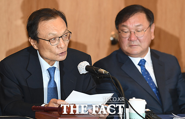 이해찬 더불어민주당 대표(왼쪽)가 27일 오전 서울 서초구 양재동 더케이호텔에서 열린 최고위원회에 참석해 모두 발언하고 있다. /이새롬 기자