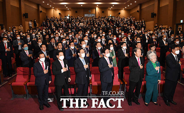 통합당 제2차 전국위원회가 27일 오후 국회 의원회관 대회의실에서 열린 가운데 참석자들이 국기에 대한 경례를 하고 있다. /배정한 기자