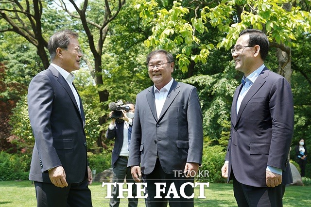 28일 문 대통령이 김태년 민주당 원내대표, 주호영 통합당 원내대표와 오찬에 앞서 대화를 나누는 모습. /청와대 제공