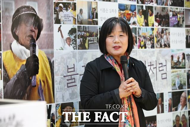 지난해 5월 9일 서울 마포구 전쟁과여성인권 박물관에서 개관 7주년을 기념해 열린 특별전시회 '여성인권운동가 김복동 추모와 기억전' 개막식에서 윤미향 당시 정대협 상임대표가 축사를 하고 있다. /뉴시스