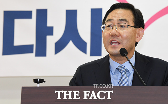 야당은 여당 발언에 즉각 반발했다. 법사위와 예결위 위원장을 요구하고 있는 통합당이 만약 보이콧에 나설 경우 여당의 압박은 더욱 거세질 것으로 전망되고 있다. 27일 주호영 통합당 원내대표가 국회 의원회관에서 열린 전국조직위원장회의에 참석한 모습. /배정한 기자